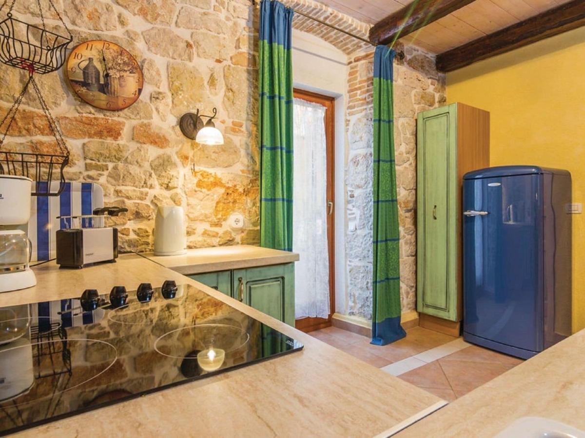 Rustic Holiday Home In Vrsar With Garden Екстериор снимка