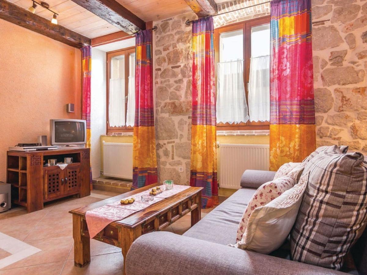 Rustic Holiday Home In Vrsar With Garden Екстериор снимка