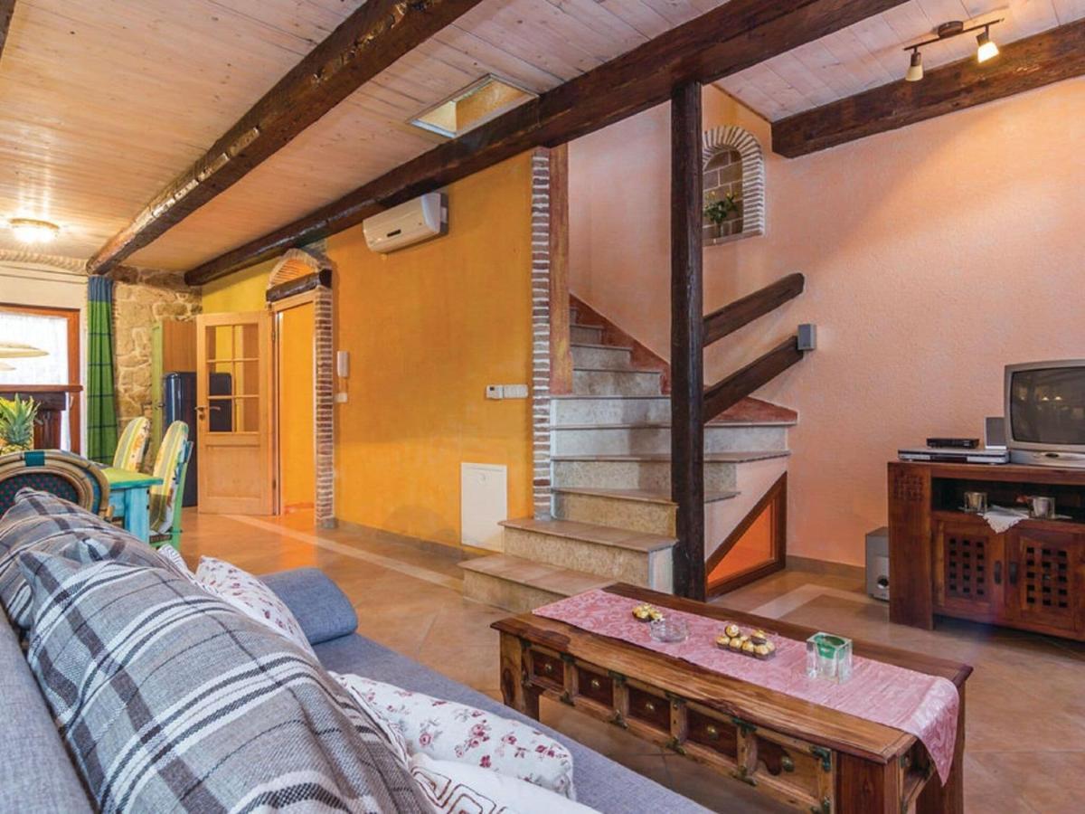 Rustic Holiday Home In Vrsar With Garden Екстериор снимка