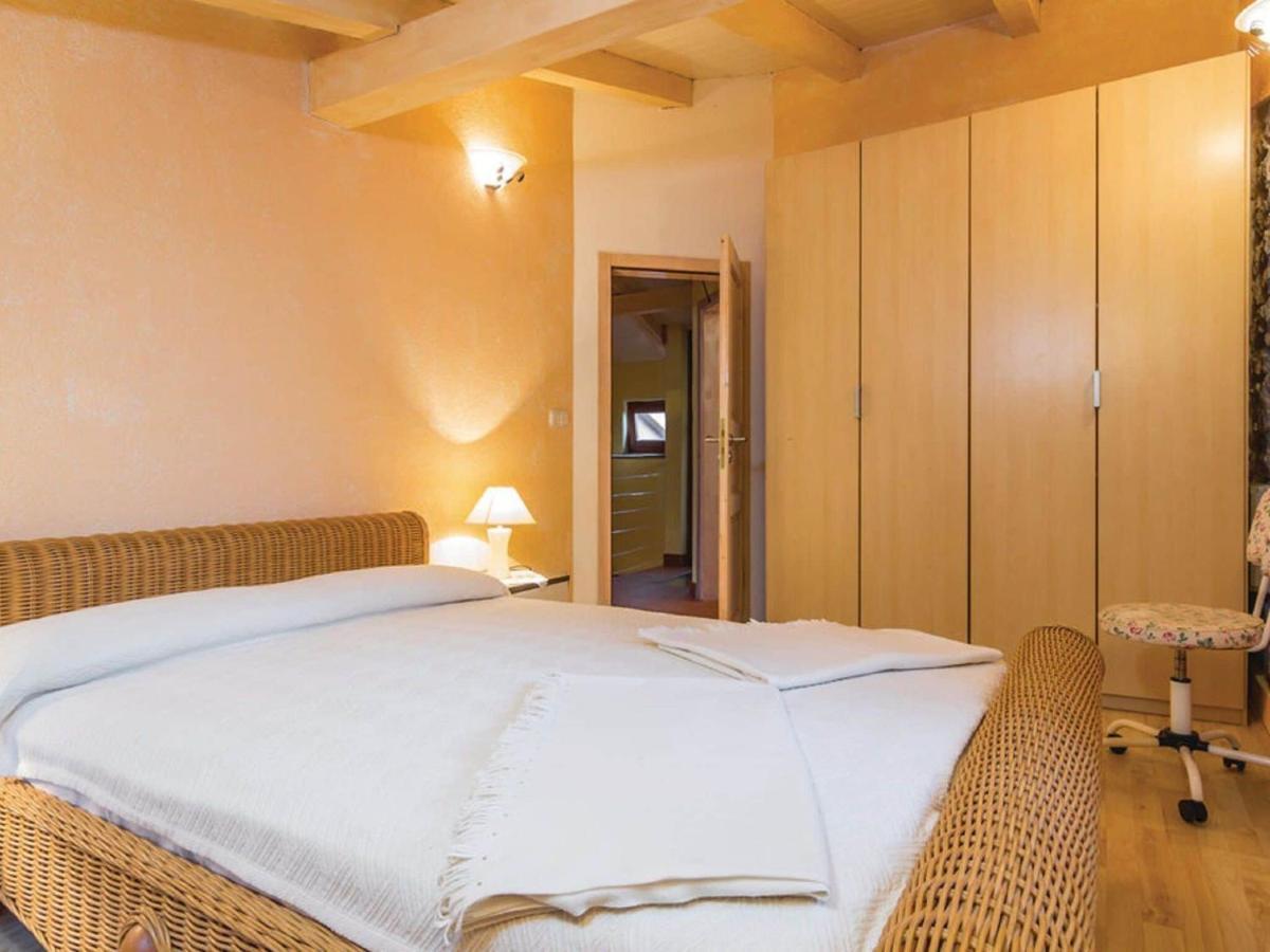 Rustic Holiday Home In Vrsar With Garden Екстериор снимка