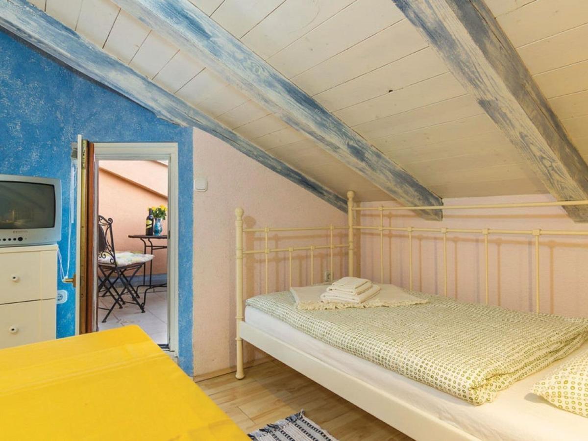 Rustic Holiday Home In Vrsar With Garden Екстериор снимка