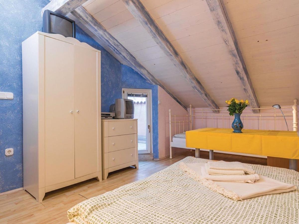 Rustic Holiday Home In Vrsar With Garden Екстериор снимка